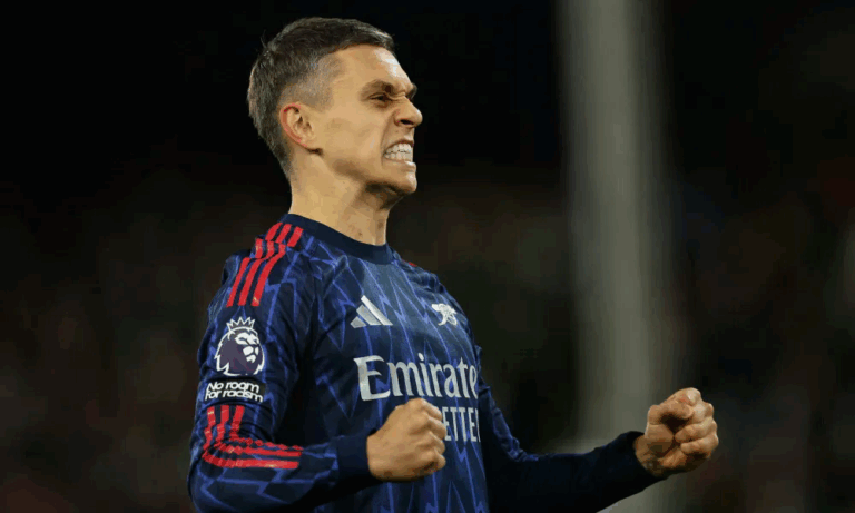 Arsenal beat Fulham to top Premier League after Man City down Everton