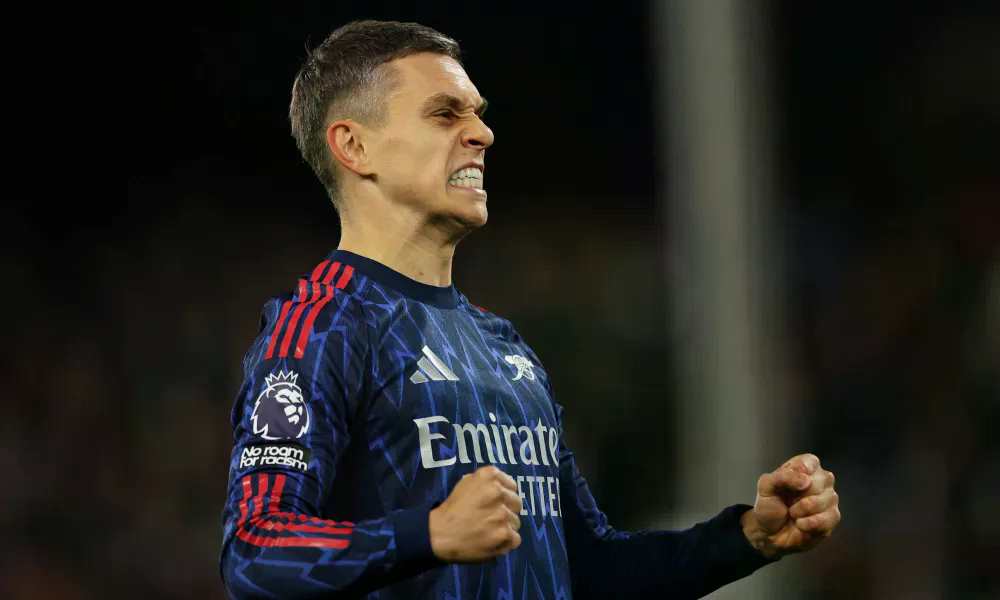 Arsenal beat Fulham to top Premier League after Man City down Everton